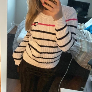 Stickad tröja - Tommy hilfiger sweater aldrig använd med prislapp. Original pris $69.50 =779,19 SEK 