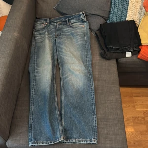 Blå jeans från Weekday - Säljer dessa jeans från weekday. Modell klean regular straight jeans. Storlek 32/32. Bara använda ett fåtal gånger alltså i nytt skick. De har en väldigt fin tvätt. Pris går att diskuteras