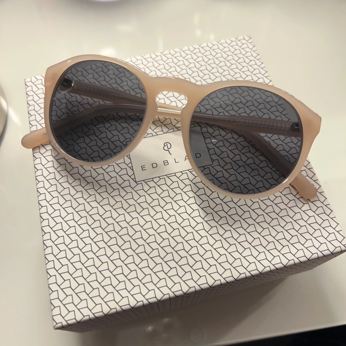 Rosa/beigea solglasögon från Edblad - 90