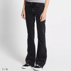 Svarta bootcut jeans - Snygga svarta bootcut jeans med klassisk femficksdesign. Perfekta för en avslappnad stil. storlek XS short length, helts nytt skick. skriv bara om du undrar något!❤️