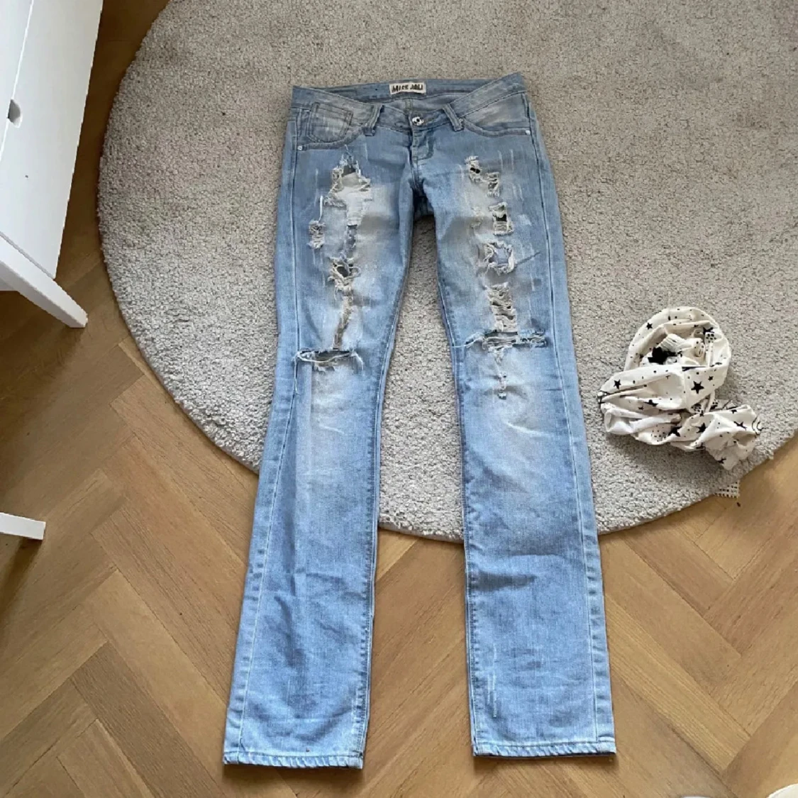 Lågmidjade jeans med hål