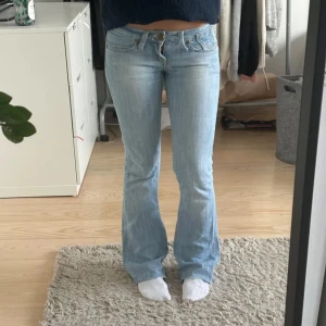 Ljusblåa jeans - Fina ljusblåa jeans ifrån cross (dem två första bilderna är ifrån tjejen jag köpte dem av) 💞midjemått rakt över: 34 cm. Innerbenslängd: 76 cm. Säljs eftersom att dem inte passar, hör av er om ni har frågor❣️