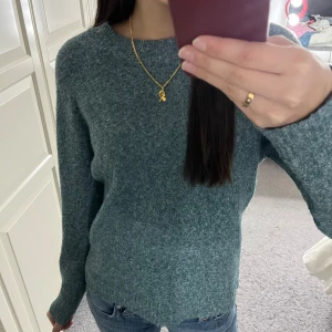 Stickad tröja från VeroModa - Super söt stickad tröja med rund hals och långa ärmar. Perfekt för kyligare dagar och enkel att matcha med jeans eller kjol. Säljs pågrund av att den inte kommer till användning längre💞