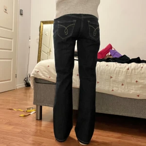 Jeans  - Midjemått 38cm, innerbenslängd 77cm 💞