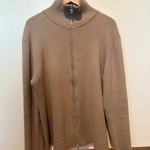  ribbad tröja från Ljung by Marcus Larsson - Säljer en stilren beige ribbad tröja från Ljung by Marcus Larsson.  Skick 10/10 ny pris 1200kr vårt pris 599kr. St xl men sitter lm L