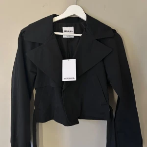 Croppad trenchcoat bershka  - Croppad trenchcoat från bershka helt ny med lapp kvar 