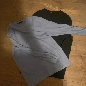 Svart och ljusblå tröja - Två stilrena tröjor i svart och ljusblått. Perfekta för en avslappnad look. Båda tröjorna har långa ärmar och en enkel design som passar till det mesta.           100kr styck 