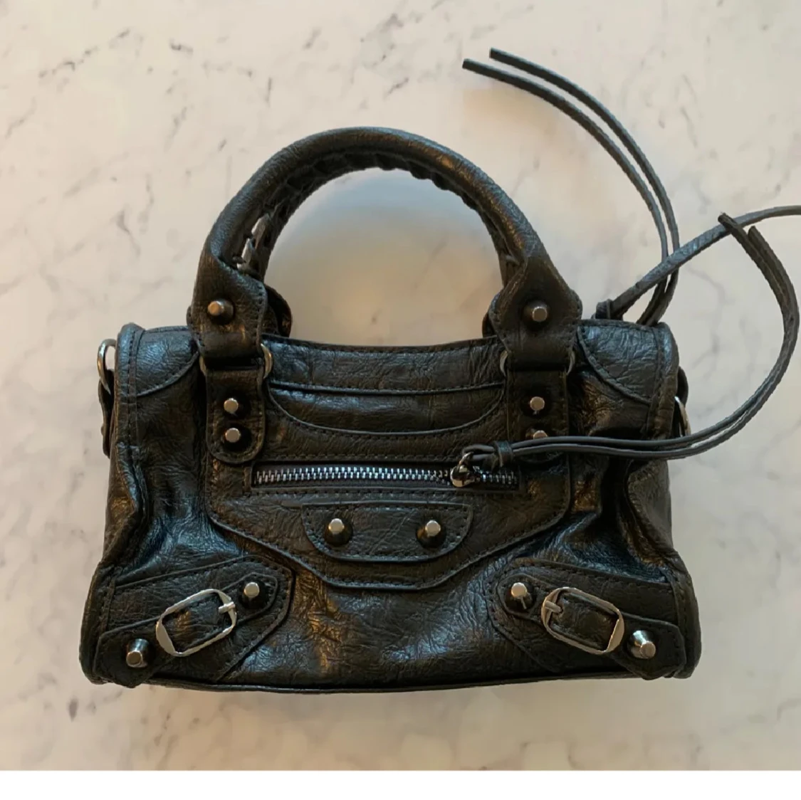 Svart axelväska med nitar