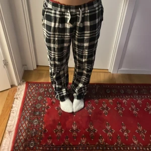 Rutig mjukisbyxa med snörning - Säljer ett par bekväma mjukisbyxor med svart och vit rutigt mönster. Byxorna har en snörning i midjan för justerbar passform. Skriv privat om ni har frågor 🙏🫶💕