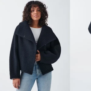 Mörkblå teddyjacka - Snygg mörkblå teddyjacka med oversized passform och långa ärmar. Jackan har en stilren design med knappar framtill och en bred krage. Perfekt för kyliga dagar när du vill vara både varm och trendig.