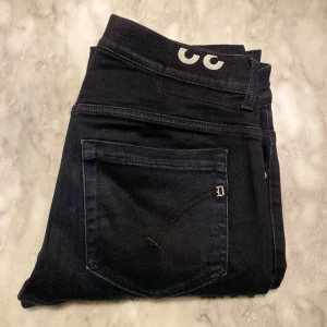 Dondup George jeans W32 mörkblå  - Skick: 8/10. Jeansen har inga defekter. Slim jeans i modellen George. Jeansen har en riktigt schyst fade och är i en riktigt skön mörkblå. Om du är osäker på om det kommer passa kan du alltid fråga om mått!