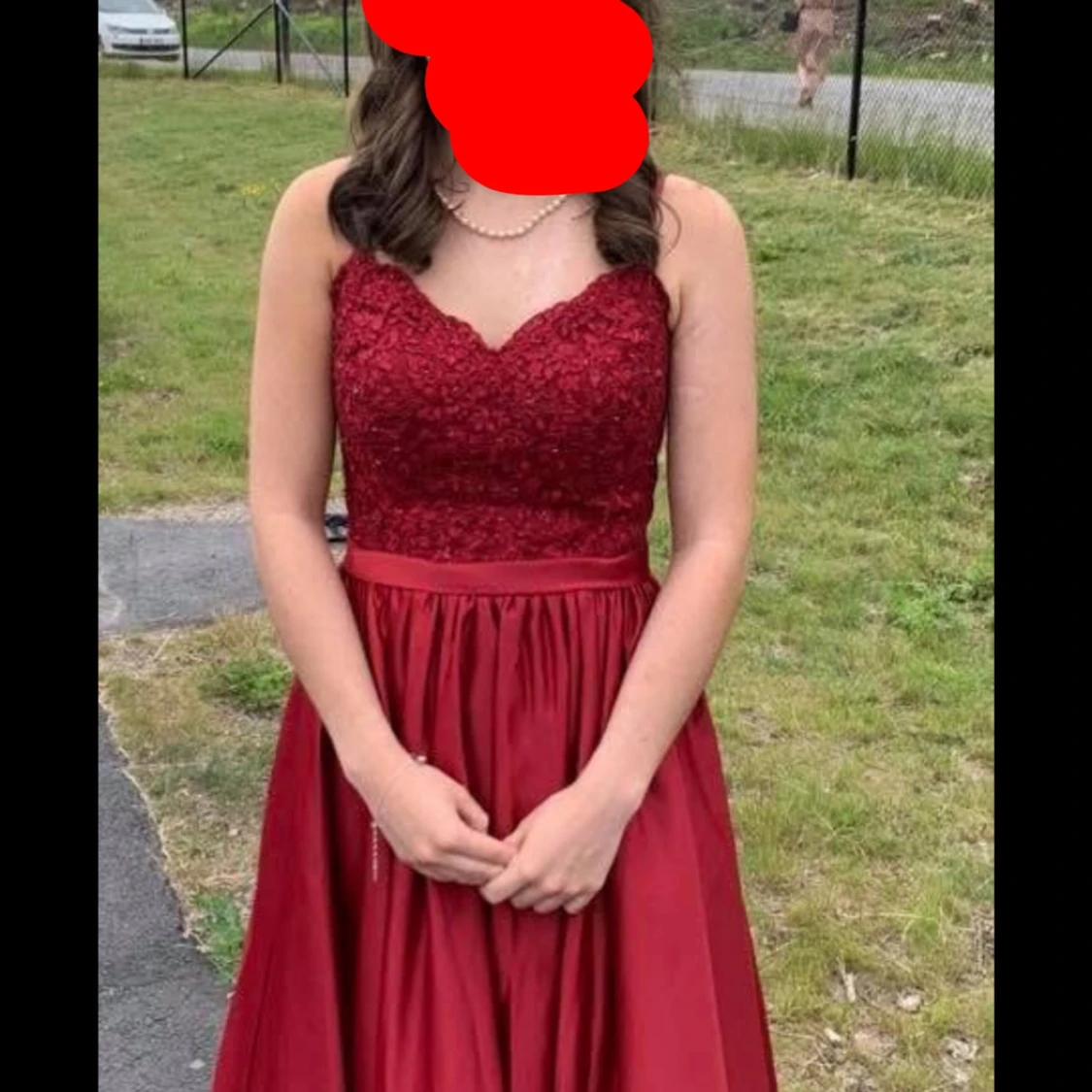 Vinröd balklänning med spetsdetaljer - 90