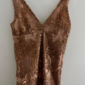 Kort paljettklänning i guld, Free People - Vacker paljettklänning i guldig färg från Free People. Köpt i USA. Klänningen är oanvänd och har kvar prislapp. Kort miniklänning, passar storlek XS-S. Nypris 1200kr. Djur- och rökfritt hem.