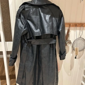 Svart trenchcoat/kappa  - Kappa/trenchcoat strl 36/S! Nyskick 