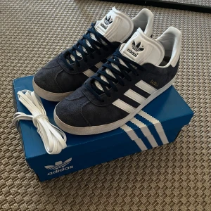 Adidas gazelle - Tja tja! Säljer nu dessa feta gazelles pga att jag inte använder de längre! - Storlek 42 - skick 7/10 - Extra snören och box medföljer! - Vid minsta lilla fråga så tveka inte på att höra av dig!! Mvh Carl