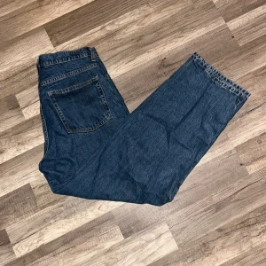 Blå jeansbyxor från Vailent - Snygga blå jeansbyxor från Vailent i storlek S. Byxorna har en mer baggy passform!