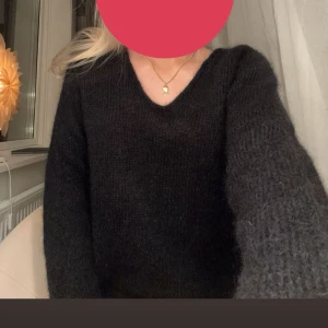 svart stickad tröja - jättesöt v ringad stickad tröja❤️