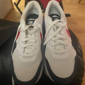 Nike air Max  - Hej säljer dessa sprillans. Nya Nike air Max strlk 43 dem är i nytt skick bara testade då jag växte ur dem innan sommaren pris är diskuterbart 
