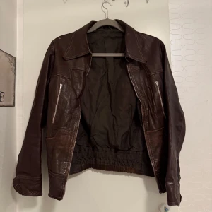 Vintage skinnjacka - Jättesnygg vintage brun skinnjacka (i äkta skinn), passar storlek xs/s. Några år på nacken så den har ett väldigt fint ”slitage” som bidrar till vintage-looken.