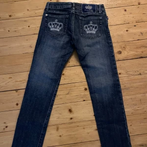 lågmidjade victoria beckham jeans!! - så snygga victoria beckham jeans i väldigt bra skick, utan defekter💖 midjemått är 36