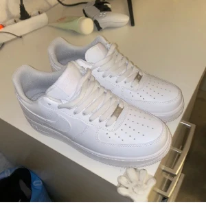 Vita Nike Air Force sneakers - Nya airforce 1 använda endast en gång.