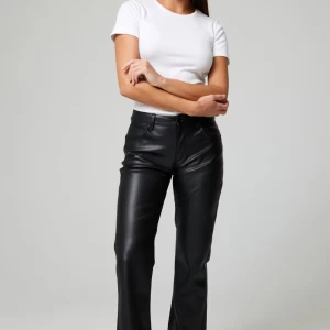 Svarta skinnbyxor från Bik Bok - Snygga svarta skinnbyxor från Bik Bok i storlek 34. Byxorna har en låg midja och en straight passform som ger en stilren look. Använda max 3 gånger 