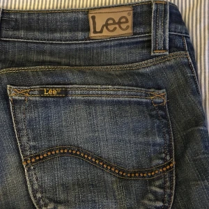 Lee low waist bootcut - Säljer dessa super snygga bootcut jeansen! Skulle säga de är w25-26! De är både bootcut och low waist! De är verkligen en super snygg jeansfärg