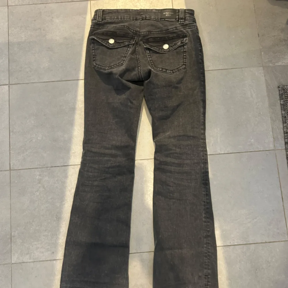 Perfect jeans Ginatricotđ SĂ€ljer pga att jag inte hinner anvĂ€nda dem! De Ă€r i bra skick, anvĂ€nda fĂ„tals gĂ„ngerđ.. Farkut & Housut.
