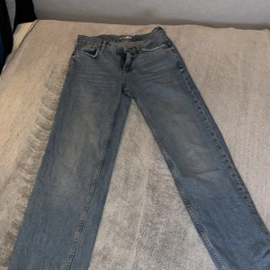 Blå jeans från Perfect Jeans - Snygga blå jeans från Perfect Jeans i storlek 34. Klassisk design med fem fickor och dragkedja. Perfekta för en avslappnad stil.