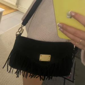 Väska med fransar/Fringe väska - Super söt axelväska med fransar! Den är vintage så vet ej vart den är köpt ifrån💕💕                                      Nästan aldrig använd, längden kan regleras!