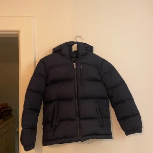 Ralph Lauren jacka - Säljer en mörkblå Raulph Lauren jacka pga att jag inte passar den längre, skulle säga att den passar 145-155cm