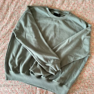 Blågrön sweatshirt  - En supergosig sweatshirt från Lager 157, som bara kommit till användning ett fåtal gånger.😁