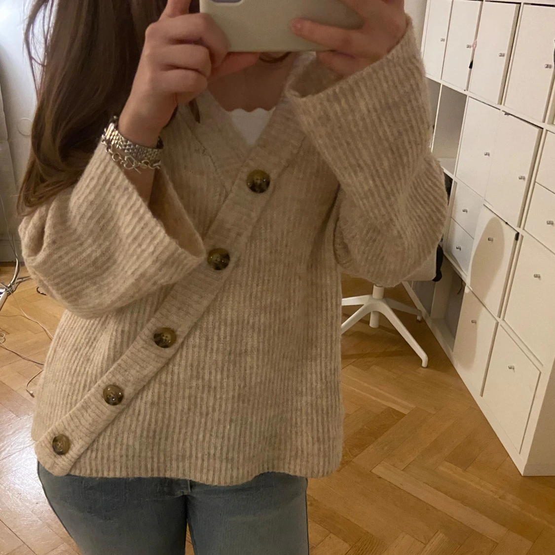 Beige ribbad kofta med knappar - 90