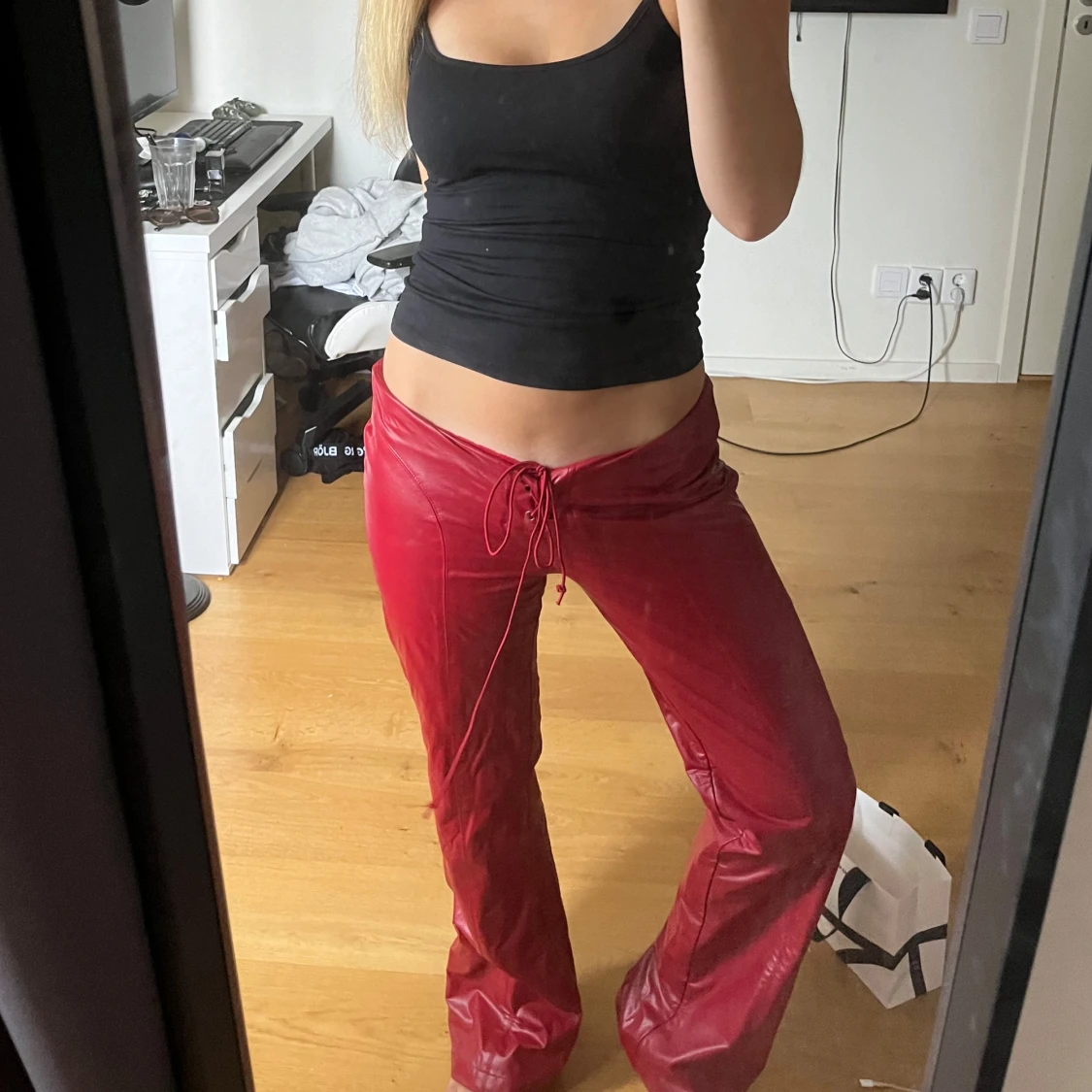 Röda byxor med snörning