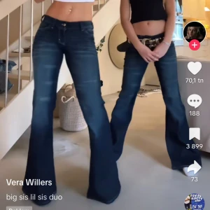 Blå bootcut jeans - As snygga blå bootcut jeans med låg midja. Waist 26, length 34. Sitter ungefär som en xs/s och passar bra i längden på mig som är 170.