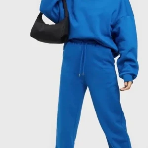 Blått mjukis set💙🦕 - Snygg och bekväm blå oversized sweatshirt med långa ärmar. Perfekt för en avslappnad stil. Matcha med dina favoritjeans eller mjukisbyxor för en cool look.