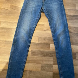 Blå jeans från Lee - Jag säljer dessa snygga lee jeans som är i storleken 27/32. Passformen är slim fit.
