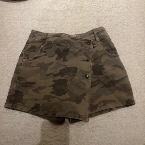Camouflage kjol från Zara - Säljer min superfina kjol/shorts som är från Zara i en superfin färg🥰det ser ut som en kjol framifrån men shorts bakifrån❣️