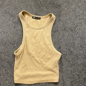Beige ribbad linnetopp från Zara - Snygg beige ribbad linnetopp från Zara. Har även en likdan i svart om de skulle vara i ditt intresse, säljer då de inte är i min stil längre men de är fortfarande i bra skick!