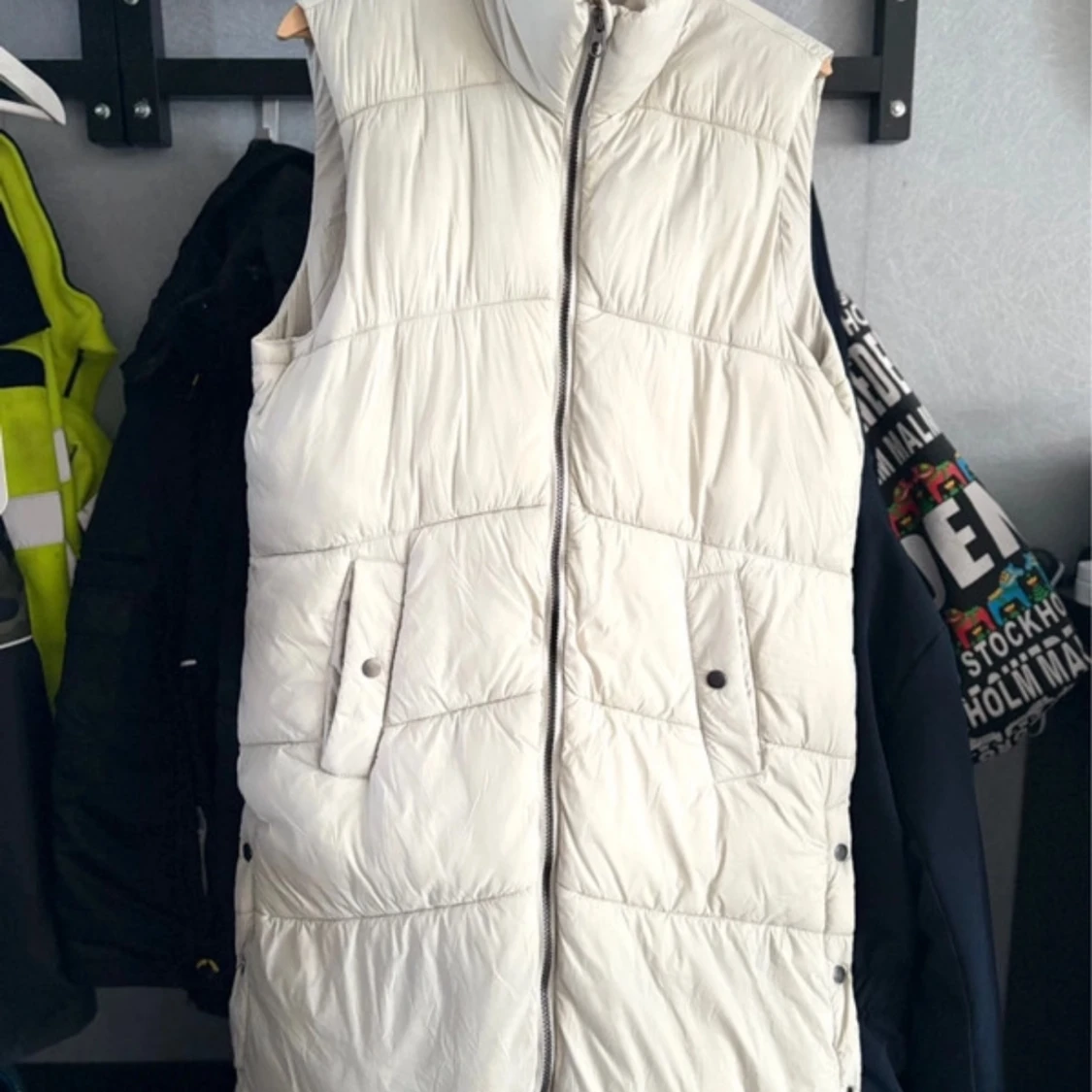 Vit lång dunväst från Jyothi