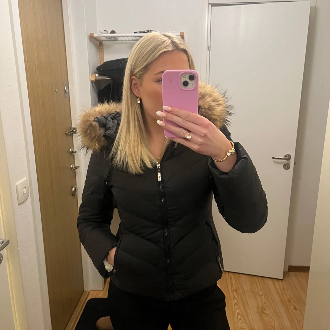 Svart pufferjacka med pälskrage 