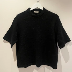Trekvartsärmad tröja Gina Tricot  - Superfin trekvartsärmad tröja från Gina Tricot i storlek S🥰 Defekten är att den har djurhår på sig (se sista bild)❣️