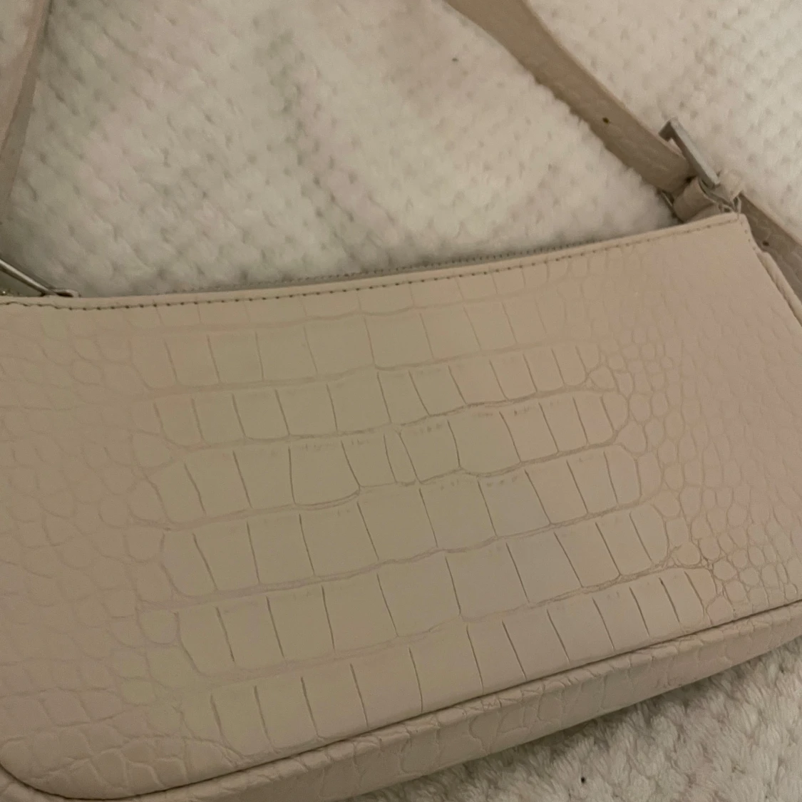 Beige axelväska med krokodilmönster - 90
