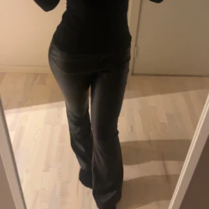 Svarta bootcut skinnbyxor - SÅ snygga skinnbyxor!! Säljer då jag har ett par likadana och själv älskar jag dessa byxorna. Både bekväma och snygga, passar till alla möjliga tillfällen🤍🤍🤍 de är helt nya och aldrig använda.