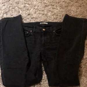 Svarta jeans  - Snygga svarta jeans från Gina Tricot. De har en rak passform och sitter skönt. Jeansen har bra passform och är nästan nya. Passar mig som är 34 midjemått: 35