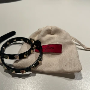 Dubbelt Valentinoarmband - Säljer mitt valentinoarmband som jag köpte för ca 3 år sen för 2700:- på NK. Väldigt bra skick, liiite slitet vid knäppet men syns inte när man har det på sig. Har tyvärr slängt boxen men dustbagen finns kvar😇