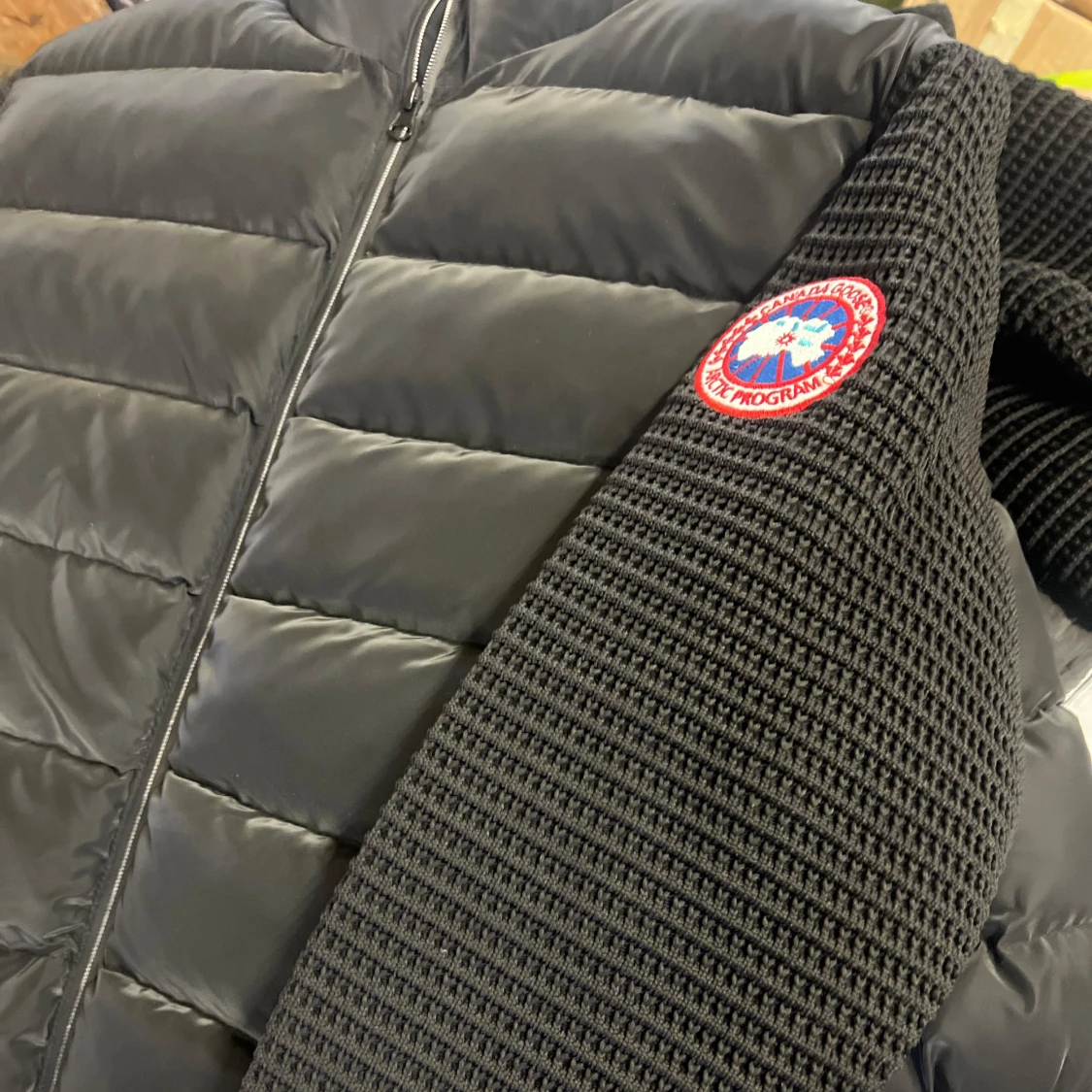 Svart dunjacka med stickade ärmar - 90