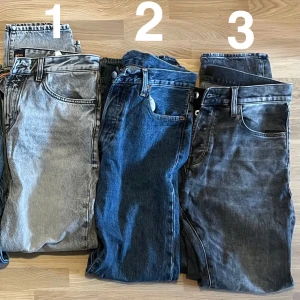 Jeans - Säljer några jeans, har en till annons uppe med fler då plick tillåter max 5 bilder… Jag är ca 183 och väger ca 75 för referens  1. BOSS MAINE Regular Fit 31/32 Nypris 1 299kr (199kr) 2. Levis 501 Straight 32/32 Nypris 1 049kr (149kr) 3. G-STAR 3301 Regular Tapered 30/32 Nypris 1 599kr (249kr)  Alla jeans är i fint skick och sparsamt använda. Bara att höra av sig vid intresse. Mvh