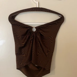 Topp - Säljer denna fina topp ifrån h&m i bra skick! Silkes material 