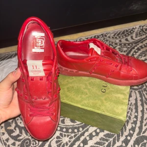 Röda valentino skor - Säljer dessa limited edition valentino skor som är extremt rare (sälsynta) som bara är använda några gånger och är i väldigt bra skick. Cond 9/10